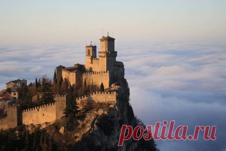 Интересное о Сан-Марино | Журнал "JK" Джей Кей В наши дни в этом игрушечном государстве есть не только граница, собственная армия, развитая туристическая инфраструктура, но и независимый от всего остального мира календарь, согласно которому здесь до сих пор семнадцатый век. Прогулки по Сан-Марино требуют напряжения сил — или карабкаешься в гору, или спускаешься с нее, осуществляя глубокое погружение в Средневековье. Здесь на каждом шагу фрагменты крепостных стен, дозорные ...