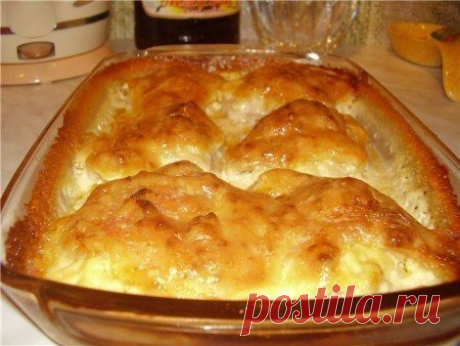 Куриные бедрышки, запеченные с сыром

Просто объеденье! Думала с тарелкой проглочу! Очень советую.....

Ингредиенты
1 кг куриных бедрышек (или окорочков)
150 г сыра (твердого)
7-8 столовых ложек майонеза
2-3 зубчика чеснока
зелень
соль
Рецепт приготовления
Сыр нарезать пластиками.
В каждое бедрышко, под кожу, затолкать пластик сыра.
Выложить бедрышки в форму для запекания, посолить.
Зелень мелко порубить.
Смешать зелень с майонезом.
Добавить выдавленный через чеснокодавку ...