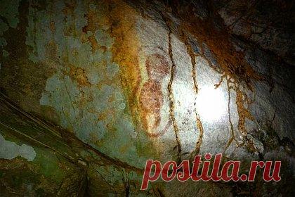 Древний наскальный рисунок случайно обнаружили после тушения лесного пожара. Рейнджеры национального парка в провинциях Кхонкэн и Чайяпхум, Таиланд, нашли наскальный рисунок. Работники обнаружили образец наскальной живописи после того, как потушили лесной пожар. Они отдыхали у песчаника, когда заметили странный рисунок. Рейнджеры сообщили о находке в департамент изящных искусств.