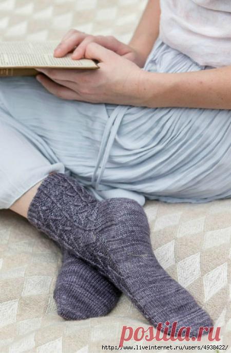 Женские серые вязаные носочки «Дом о семи фронтонах» - House of Seven Gables Socks by Mimi Seyferth.