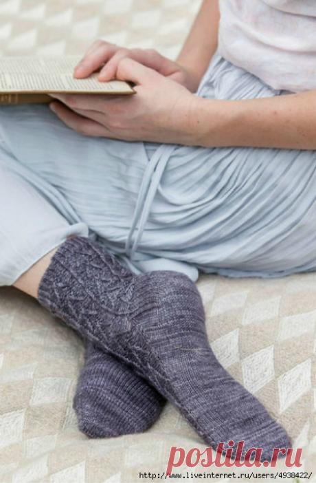 Женские серые вязаные носочки «Дом о семи фронтонах» - House of Seven Gables Socks by Mimi Seyferth.