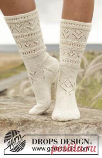 Носки светлая сторона Интересные носки спицами для женщин, выполненные из тонкой носочной пряжи с добавлением полиамида. Вязание ноской осуществляется классическим...