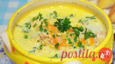 АНГЛИЙСКИЙ КУРИНЫЙ СУП С ПЛАВЛЕНЫМ СЫРОМ
Куриный бульон – 1 литр;
Куриную грудку – 300 грамм;
Рис длиннозёрный – 80 грамм;
Лук-порей – 100 грамм;
Мягкий плавленый сыр – 100 грамм;
Сливочное масло – 2 ст. ложки;
Петрушка свежая – 4 веточки;
Перец чёрный молотый – 1 щепотка;
Соль – по вкусу.
Этот вкусный и питательный суп, заправленный плавленным сыром, может стать единственным блюдом на обед, которое вполне насытит вас на долгое время. Он прост в приготовлении и не требует больших финансовых за