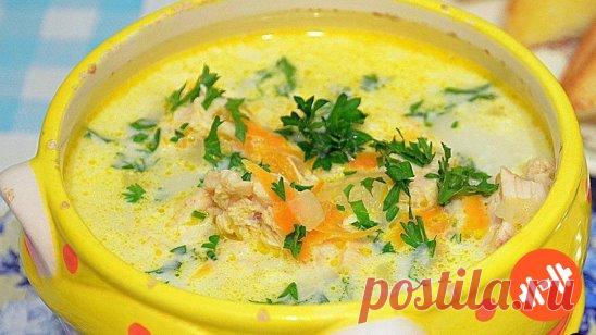 АНГЛИЙСКИЙ КУРИНЫЙ СУП С ПЛАВЛЕНЫМ СЫРОМ
Куриный бульон – 1 литр;
Куриную грудку – 300 грамм;
Рис длиннозёрный – 80 грамм;
Лук-порей – 100 грамм;
Мягкий плавленый сыр – 100 грамм;
Сливочное масло – 2 ст. ложки;
Петрушка свежая – 4 веточки;
Перец чёрный молотый – 1 щепотка;
Соль – по вкусу.
Этот вкусный и питательный суп, заправленный плавленным сыром, может стать единственным блюдом на обед, которое вполне насытит вас на долгое время. Он прост в приготовлении и не требует больших финансовых за