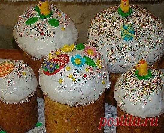 В этом году Пасха 28 апреля. Сохраняем рецепты куличей, чтобы не забыть!)

Этот рецепт в прошлом году рассказала мне свекровь. Я попробовала.
Куличи получились волшебные! В этом году буду делать по тому же рецепту. 
Делюсь и с Вами. Необходимые ингредиенты для теста вкусного кулича в духовке теплое
молоко - 2 ст. + 2 ст. л. яйца - 6 шт. сухие дрожжи - 1 ст. л. сахар - 2 ст.
сливочное масло - 230 гр. соль - 0, 5 ч. л. сметана - 0, 5 ст. ванилин - 1
упаковка мука - 9 ст. изю...