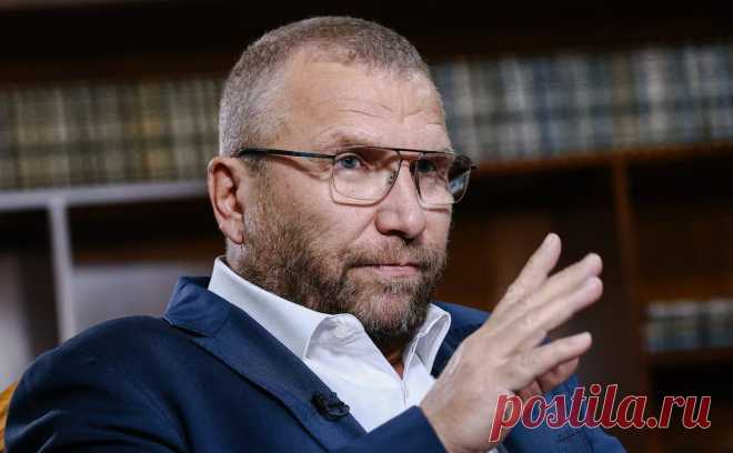 Глава ФТС оценил эффект борьбы с «серыми схемами» на таможне в ₽300 млрд. Недобросовестный бизнес занижает таможенную стоимость товаров «в десятки раз», заявил глава ФТС Валерий Пикалев в интервью РБК. Усиление контроля в этом направлении «по скромным подсчетам» принесет в бюджет ₽300 млрд за пять лет