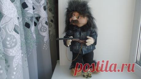 Кукла Охотник в скульптурно текстильной технике, рост 35 см, вся одежда снимается. Ружье из полимерной глины, продан в 2014 г.