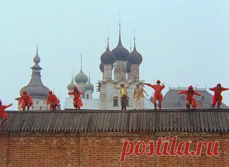 Помните этот кадр из фильма &quot;Иван Васильевич меняет профессию&quot;? Вам ведь тоже казалось, что стрельцы прыгают с большой высоты? А на самом деле стена ростовского кремля, где проходили съемки, высотой всего в 2,5 метра