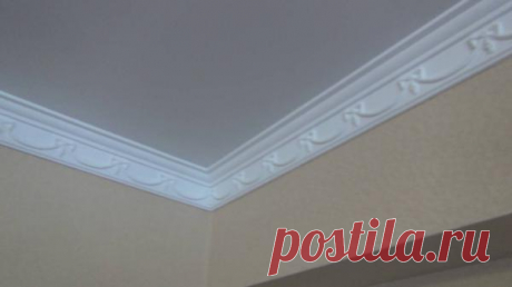 Можно ли крепить потолочный плинтус к натяжному потолку?