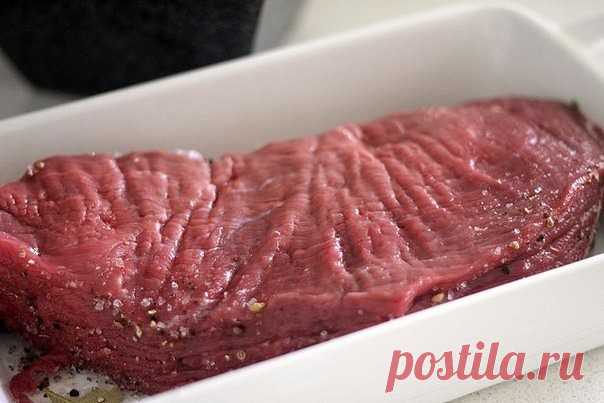 Домашнее вяленое мясо.

Я всегда думала, что завялить мясо дома, не имея погреба и/или специального оборудования невозможно. И каждый раз, возвращаясь из очередного отпуска в Италии, мы везли с собой несколько упаковок, которых хватало на несколько недель. А потом - опять ожидание очередного отпуска с набегом на супер :) Короче, когда в 