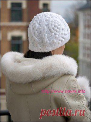 ЖЕНСКАЯ ШАПОЧКА С АРАНАМИ (СПИЦЫ)
