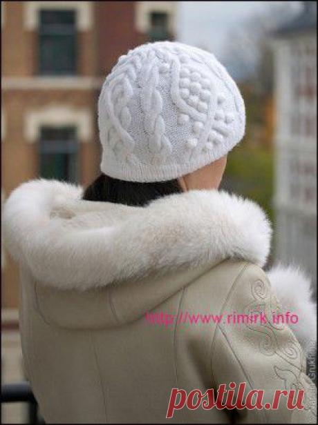 ЖЕНСКАЯ ШАПОЧКА С АРАНАМИ (СПИЦЫ)