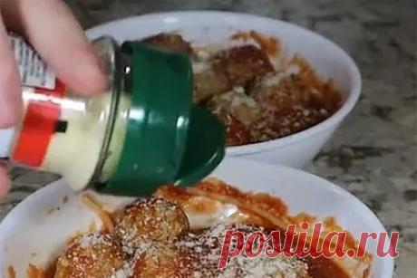 Тиктокерша придумала «итальянский» рецепт для микроволновки. Блогерша, публикующая контент в социальной сети TikTok под псевдонимом @dollartreedinners, предложила своим подписчикам быстрый итальянский рецепт спагетти для микроволновки. Девушка рассказала, что рецепт подойдет студентам колледжа, постояльцам гостиниц или уставшим родителям.