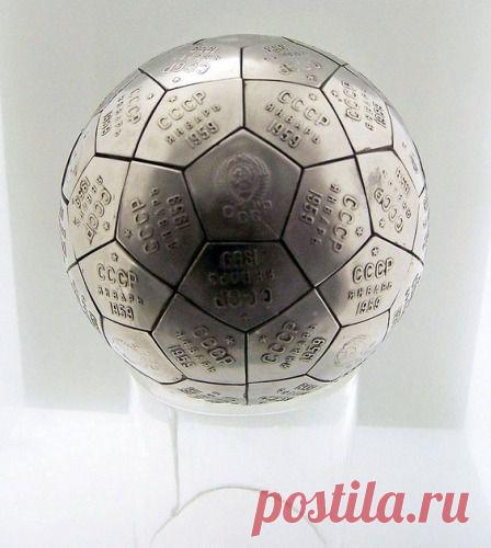 Первый на луне.В 1959 году человечество сделало огромный шаг в освоении космоса. Впервые была достигнута поверхность Луны.
На фотографии копия металлического шара, состоящего из пятигранников–вымпелов, отправленного на луну космическим аппаратом «Луна–2». Шар был сброшен с аппарата и при ударе разбился. Десятки вымпелов до сих пор покоятся на лунной поверхности