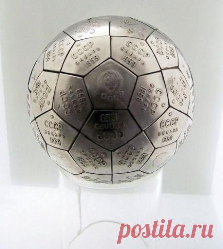 Первый на луне.В 1959 году человечество сделало огромный шаг в освоении космоса. Впервые была достигнута поверхность Луны.
На фотографии копия металлического шара, состоящего из пятигранников–вымпелов, отправленного на луну космическим аппаратом «Луна–2». Шар был сброшен с аппарата и при ударе разбился. Десятки вымпелов до сих пор покоятся на лунной поверхности