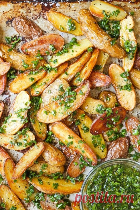 ​Картофельные дольки с травами и чесноком