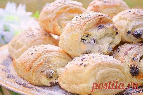 СЛОЕНКИ С ТВОРОЖНОЙ НАЧИНКОЙ И ИЗЮМОМ
