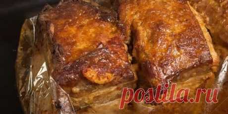Подсели на мясо по этому рецепту. Сочная грудинка в духовке: можно взять самое недорогое мясо
Этот продукт идеально подходит для медленного приготовления в духовке: жир медленно плавится, насыщая мясо соками, а корочка становится румяной и хрустящей. Такое блюдо особенно ценится за свою универсальность — его можно подавать как в горячем, так и в холодном виде, использовать в бутербродах, нарезать к закусочному столу или подавать с гарнирами как полноценное основное блюдо.
...