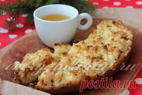 Пирог с абрикосами, покрытый кокосовым штрейзелем