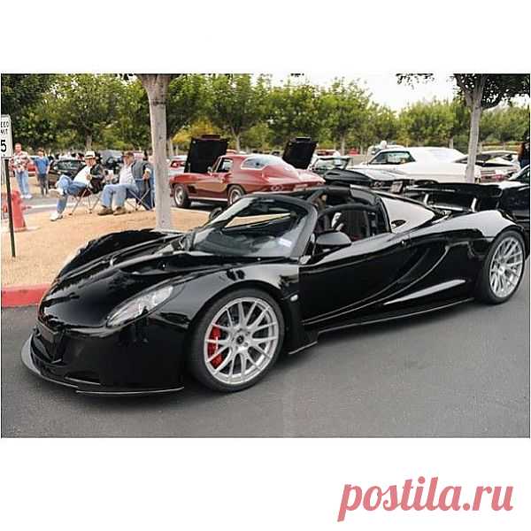 Hennessey Venom GT - в январе 2013 года автомобиль попал в книгу рекордов Гиннесса, разогнавшись до 300 км/ч за 13,63 секунды, побив прежний рекорд Koenigsegg Agera R в 14,53 секунды. Однако не на официальном заезде для Книги Гиннесса, а на собственном испытании компании, где купе упражняется в разгоне с нуля до 370 км/ч, ему потребовалось всего 19,96 секунды для достижения 370 км/ч, а отметку 300 км/ч автомобиль прошел за 13,48 с.[2]