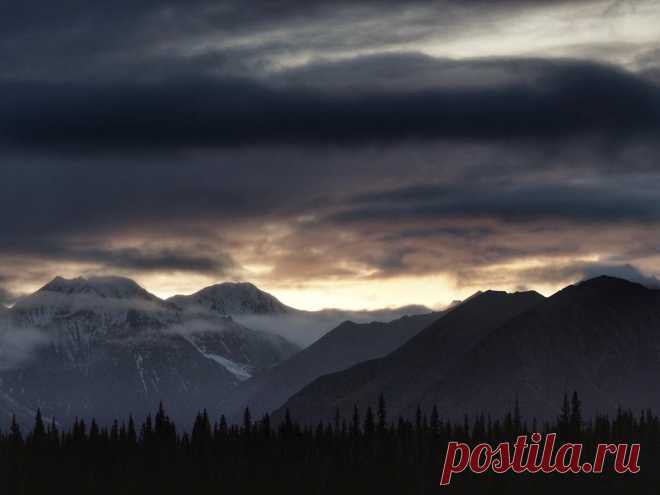 Something about the way clouds were moving through the mountains at sunset... #alaska #denali #lifeoutside #roadtrip #sometimesiwander #mountains