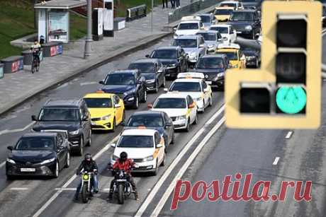 Москвичам посоветовали отказаться от поездок на летней резине. Жителям столицы порекомендовали отказаться от поездок на машинах с летней резиной из-за возможной гололедицы. Такой совет автомобилистам дал московский Дептранс в Telegram. С вечера пятницы, 6 октября, и до вечера субботы, 7 октября, в Москве прогнозируются падение температуры, ветер и дождь со снегом.