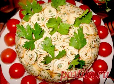 Салат "Оливье" с омлетными рулетиками