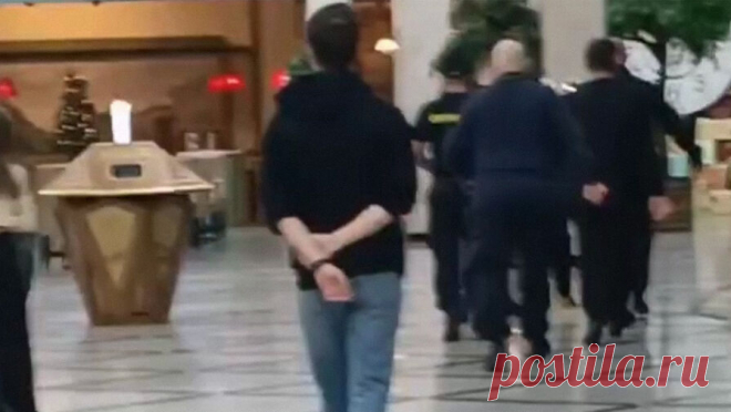 В российском ТЦ подростки устроили дебош со стрельбой. В Екатеринбурге подростки устроили стрельбу в торговом центре. Об этом сообщает Е1. Инцидент произошел в ТЦ "Гринвич" вечером накануне. По словам посетителей, школьники находились в ресторане, но в какой-то момент между ними ...
