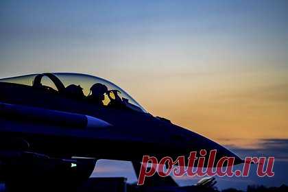 Нидерланды захотели получить разрешение Вашингтона на поставки F-16 Украине. Власти Нидерландов рассчитывают получить от Соединенных Штатов разрешение на поставки Киеву истребителей американского F-16 после переобучения украинских пилотов, сообщили в правительстве. Нидерланды имеют 42 самолета данной модели, 18 из которых могут быть вскоре отправлены на Украину.