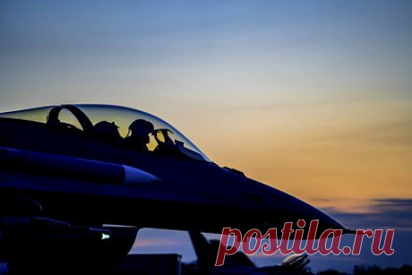 Нидерланды захотели получить разрешение Вашингтона на поставки F-16 Украине. Власти Нидерландов рассчитывают получить от Соединенных Штатов разрешение на поставки Киеву истребителей американского F-16 после переобучения украинских пилотов, сообщили в правительстве. Нидерланды имеют 42 самолета данной модели, 18 из которых могут быть вскоре отправлены на Украину.