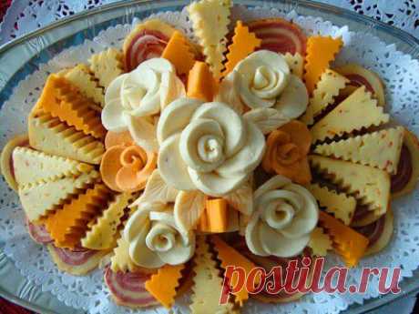 Нарезка с сыром и колбасой.