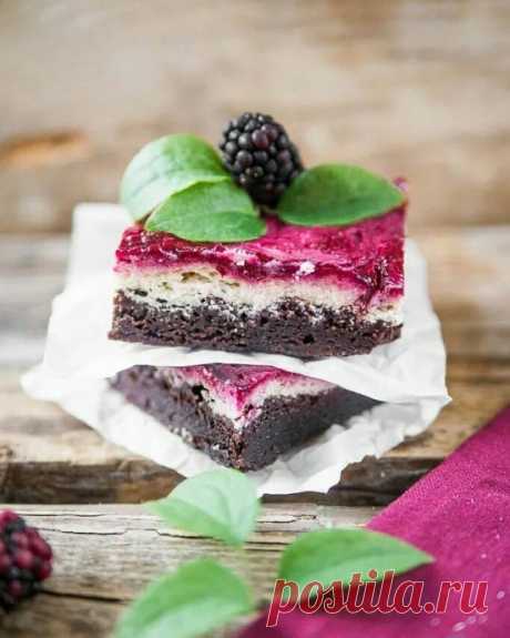 Брауни-чизкейк с ежевичными узорами Ингредиенты:Ежевичные узоры:Ежевика — 150 гСахар — 60 г Вода — 50 млДля брауни:Какао — 50 г Сахар — 300 г Мука — 100 г Яйца, к. т. — 2 шт.
Ванильный экстракт — 2 ч. л.
Соль — 0,5 ч. л. Топленое масло —...