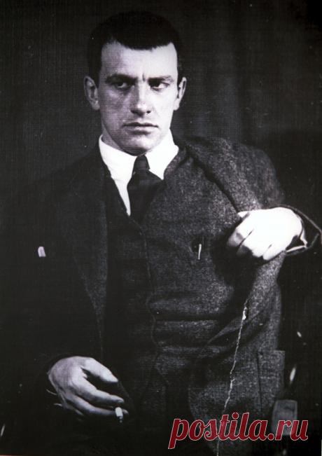 Я проводила Маяковского на пароход и вернулась домой. Я хотела броситься на кровать и рыдать, но не могла, моя кровать была устлана цветами — незабудками. У него совсем не было денег! Но он был такой. Из воспоминаний Элли Джонс (Елизавета Петровна Зиберт).