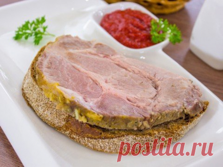 Буженина
Потрясающее мясо!
Сочное, ароматное.
Готовится просто, но не быстро, так как выдерживается в рассоле в течение 2–3 суток.
Для этой буженины идеально использовать свиную шею, но и другие части тоже подойдут.
Специи можно использовать любые, по вкусу.
Из указанного количества ингредиентов получается 8–10 порций.
Ингредиенты

1–1.5 кг мякоти свинины
5 зубчиков чеснока
3 ст.л. горчицы (пасты или в зернах)
30 мл растительного масла
соль
перец
рассол:
2 л воды
5–7 горош...