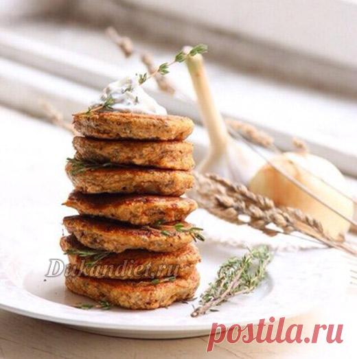 Луковые лепешки | Диета Дюкана

2 средние луковицы,
2 ст. л. овсяных отрубей,
1 ст. л. пшеничных отрубей,
2 яйца,
щепотка разрыхлителя,
соль и специи по вкусу.