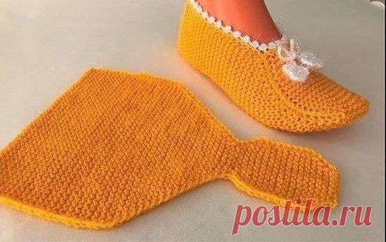 Простые и уютные вязаные тапочки одним полотном. В копилочку рукодельницам.