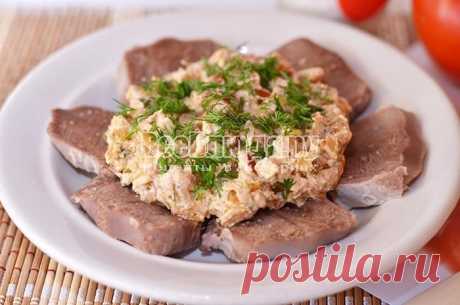 Как вкусно приготовить свиной язык со сметанным соусом.
