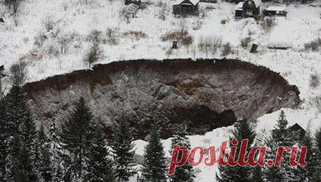 На ландшафтном пейзаже сразу трех городов Пермского края – Березников, Соликамска и Кунгура, помимо природных объектов, можно обнаружить воронки и рукотворные озера, чьи берега вплотную подходят к жилым домам. Однако их появление не было запланированным