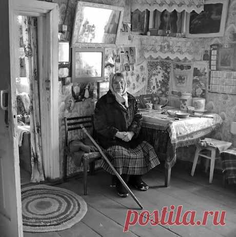 Учила бабушка меня:
«Нет, не течёт вода под камень,
А в печке не зажжешь огня,
Коль не заполнена дровами.
А если сладко хочешь спать,
Не уповай на Божью милость,
Соломку надо подстилать,
Да и следить, чтобы не сбилась.
Не смей - чужого не бери!
Своё – храни. Уж, как сумеешь.
А слёзы вытри, не реви,
От жалости к себе - слабеешь.
У Бога много не проси,
Но верь, что край придет – поможет.
Гнев неразумный погаси,
И на судьбу не злись, негоже.
Не жди, что кто-то принесёт,