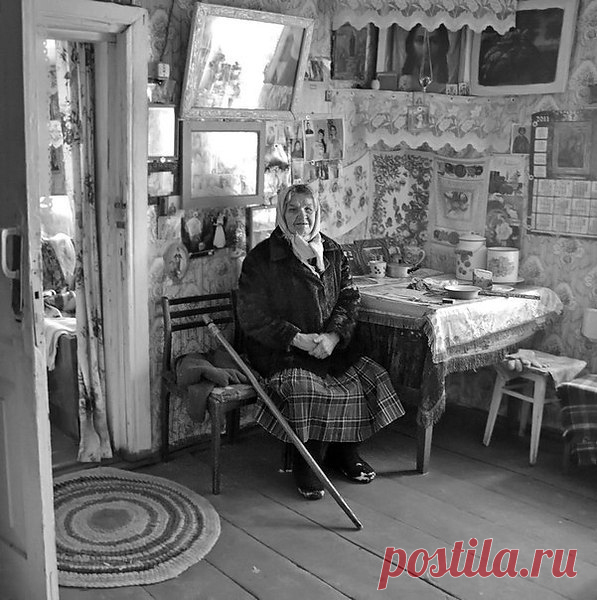 Учила бабушка меня:
«Нет, не течёт вода под камень,
А в печке не зажжешь огня,
Коль не заполнена дровами.
А если сладко хочешь спать,
Не уповай на Божью милость,
Соломку надо подстилать,
Да и следить, чтобы не сбилась.
Не смей - чужого не бери!
Своё – храни. Уж, как сумеешь.
А слёзы вытри, не реви,
От жалости к себе - слабеешь.
У Бога много не проси,
Но верь, что край придет – поможет.
Гнев неразумный погаси,
И на судьбу не злись, негоже.
Не жди, что кто-то принесёт,