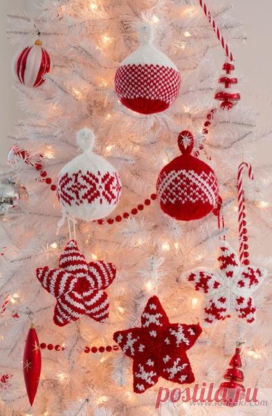 Красное и белое - вязаные елочные украшения