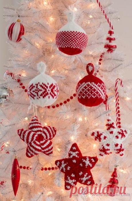 Красное и белое - вязаные елочные украшения