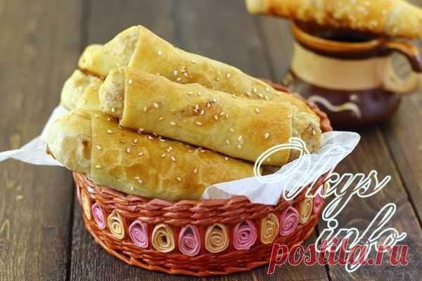Пирожки «Сигары» с капустой 
Пирожки с капустой в виде сигар – вкусная, сытная домашняя выпечка в нестандартной форме. Тесто таких пирожков выходит хрустящим и нежным на вкус, а тушенная капуста отлично гармонирует с данным тест…