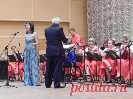 Оркестр &quot;Русские узоры&quot; с певицей Дилией Куанышевой на сцене каз.гос. филармонии им. Жамбыла. 20.05.2014 г.