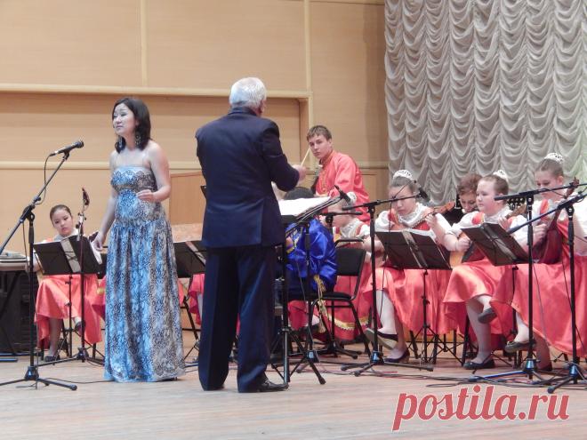 Оркестр "Русские узоры" с певицей Дилией Куанышевой на сцене каз.гос. филармонии им. Жамбыла. 20.05.2014 г.