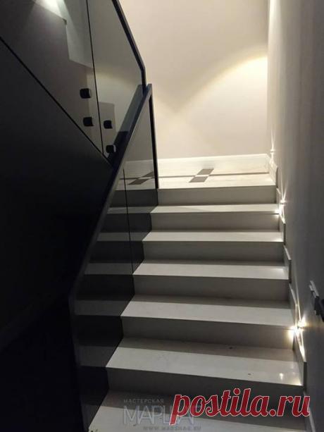 Изготовление лестниц, ограждений, перил Маршаг – Черные ​перила​ из стекла установка