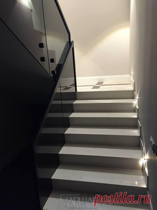 Изготовление лестниц, ограждений, перил Маршаг – Черные ​перила​ из стекла установка