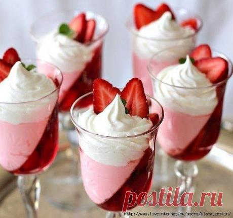 ПАРФЕ со сливками !  * Рецепт: порошок желе – 85 г
( фруктовый вкус), свежие ягоды – 1 ст, взбитые сливки.
** Приготовление.  1- готовим желе, следуя инструкции на упаковке. Остудить, разлить по бокалам под наклоном, и оставить  1/3 ст  жидкого желе. Дайте время застыть ! 2- ягоды нарежьте и добавьте к оставшейся желатиновой смеси.  3 - взбить сливки с ягодами, и выложить в бокалы  поверх желе. Дайте застыть ! 4 - украсить взбитыми сливками и ягодами.  Подавать охлажденным !!!