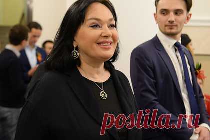 Гузеева рассказала о нападении на соперницу из ревности с туфлей в руках. Ведущая программы «Давай поженимся!» Лариса Гузеева рассказала, как из ревности напала на поклонницу своего первого мужа Ильи Древнова в туалете Дома кино. Одна из ассистенток по актерам начала часто звонить Гузеевой домой и часами разговаривать с Древновым. После этого телеведущая решила отомстить.