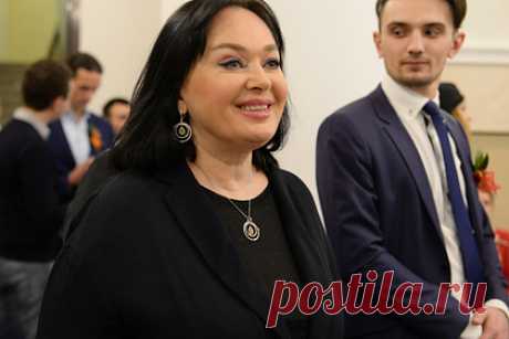 Гузеева рассказала о нападении на соперницу из ревности с туфлей в руках. Ведущая программы «Давай поженимся!» Лариса Гузеева рассказала, как из ревности напала на поклонницу своего первого мужа Ильи Древнова в туалете Дома кино. Одна из ассистенток по актерам начала часто звонить Гузеевой домой и часами разговаривать с Древновым. После этого телеведущая решила отомстить.